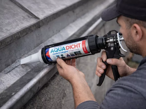 Aqua-Dicht grey 300 ml cartridge with spatula attachment – instant sealing compound for repairs, broad adhesion range even in wet conditions